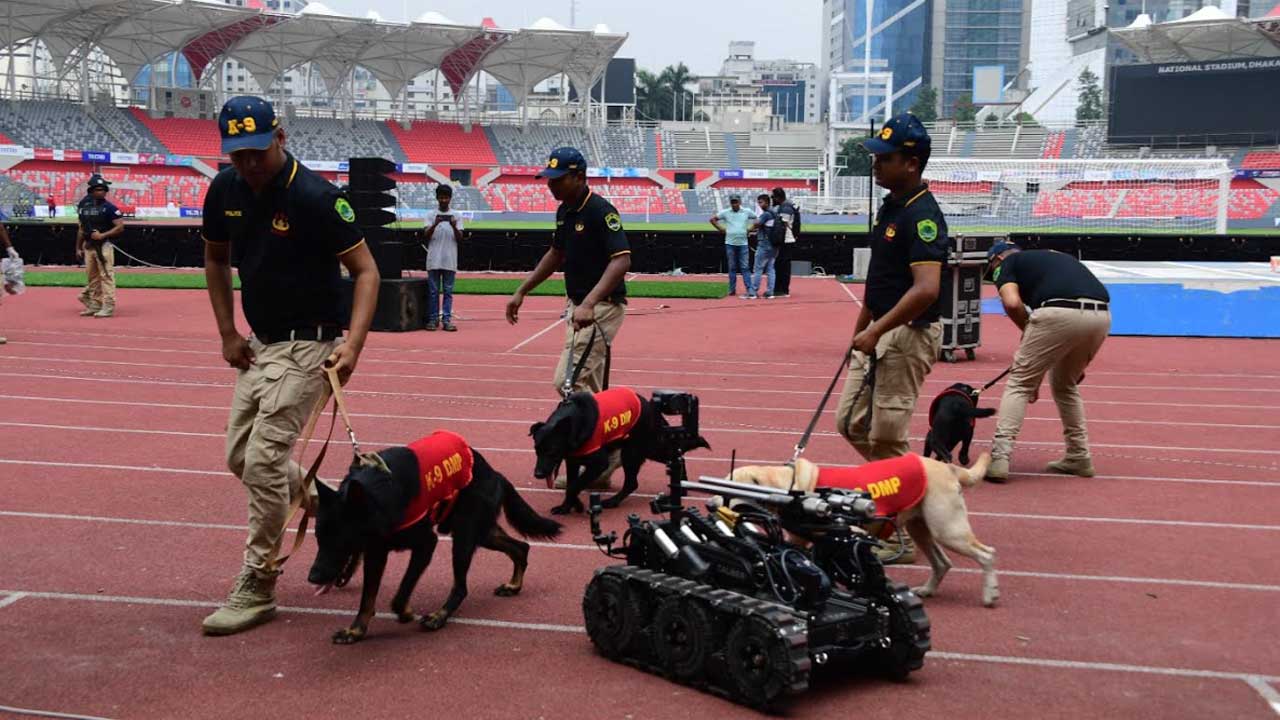 বাংলাদেশ-সিঙ্গাপুর ম্যাচ উপলক্ষ্যে ডিএমপির বিশেষ নিরাপত্তা মহড়া